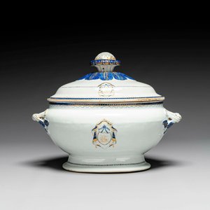 A Chinese export monogrammed blue-enameled and gilt tureen and cover, Qianlong — 照片 1