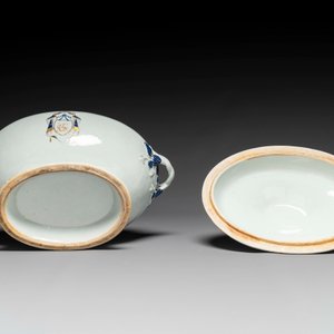 A Chinese export monogrammed blue-enameled and gilt tureen and cover, Qianlong — 照片 6