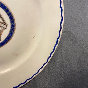 A Chinese export 'Nordic Society' plate dated 1785 and one inscribed 'Dus Leydons Vriendschap', Qianlong — photo 14