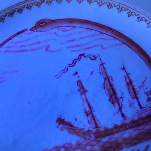 A Chinese export 'Nordic Society' plate dated 1785 and one inscribed 'Dus Leydons Vriendschap', Qianlong — photo 3