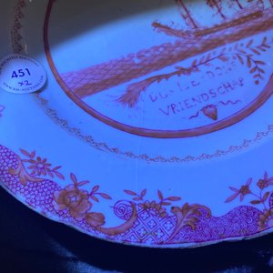 A Chinese export 'Nordic Society' plate dated 1785 and one inscribed 'Dus Leydons Vriendschap', Qianlong — photo 4