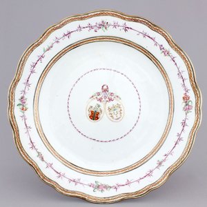 A Chinese export porcelain armorial alliance plate, 18th C. — 照片 1