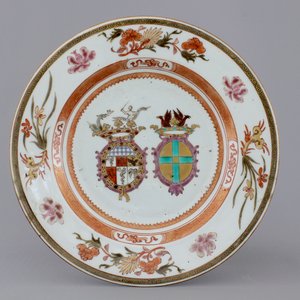 A Chinese export porcelain armorial alliance plate, 18th C. — photo 1