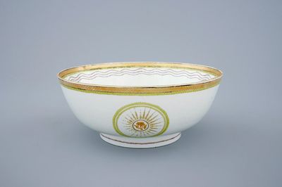 A Chinese export porcelain bowl in tones of green, yellow and purple, Qianlong, 18th C.