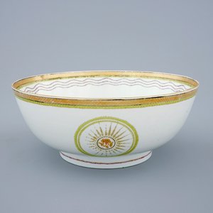 A Chinese export porcelain bowl in tones of green, yellow and purple, Qianlong, 18th C. — photo 1