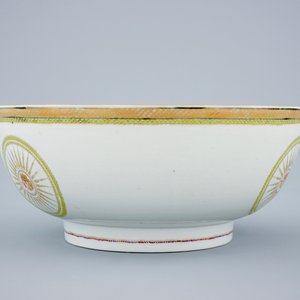 A Chinese export porcelain bowl in tones of green, yellow and purple, Qianlong, 18th C. — photo 4
