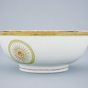 A Chinese export porcelain bowl in tones of green, yellow and purple, Qianlong, 18th C. — photo 5