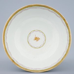A Chinese export porcelain bowl in tones of green, yellow and purple, Qianlong, 18th C. — photo 6