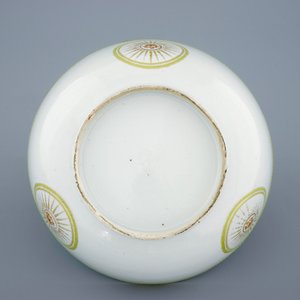 A Chinese export porcelain bowl in tones of green, yellow and purple, Qianlong, 18th C. — photo 7