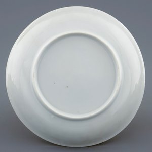 A Chinese export porcelain cup and saucer with a fish seller, Qianlong, 18th C. — photo 3