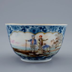 A Chinese export porcelain cup and saucer with a fish seller, Qianlong, 18th C. — photo 7