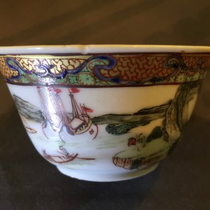 A Chinese export porcelain cup and saucer with a harbor scene, Yongzheng, 1722-1735 — photo 18