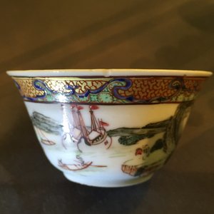 A Chinese export porcelain cup and saucer with a harbor scene, Yongzheng, 1722-1735 — photo 20
