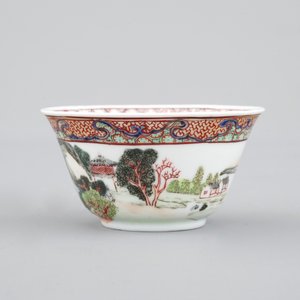 A Chinese export porcelain cup and saucer with a harbor scene, Yongzheng, 1722-1735 — photo 4