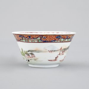 A Chinese export porcelain cup and saucer with a harbor scene, Yongzheng, 1722-1735 — photo 5