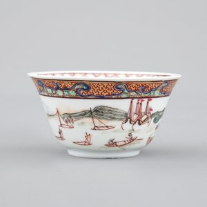 A Chinese export porcelain cup and saucer with a harbor scene, Yongzheng, 1722-1735 — photo 6