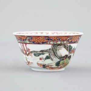 A Chinese export porcelain cup and saucer with a harbor scene, Yongzheng, 1722-1735 — photo 7