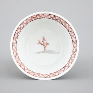 A Chinese export porcelain cup and saucer with a harbor scene, Yongzheng, 1722-1735 — photo 8