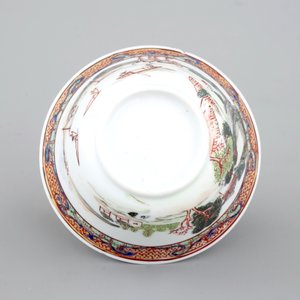 A Chinese export porcelain cup and saucer with a harbor scene, Yongzheng, 1722-1735 — photo 9