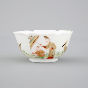 A Chinese export porcelain cup with a design after Cornelis Pronk: "The Parasol Ladies", ca. 1740 — 照片 1