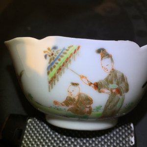 A Chinese export porcelain cup with a design after Cornelis Pronk: "The Parasol Ladies", ca. 1740 — 照片 7
