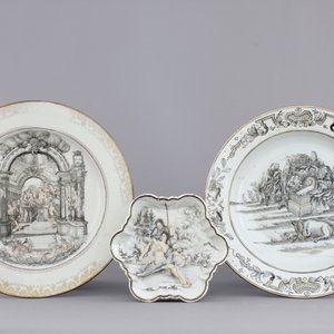 A Chinese export porcelain European subject grisaille and gilt decorated teapot stand and two plates, Qianlong, 18th C. — foto 1