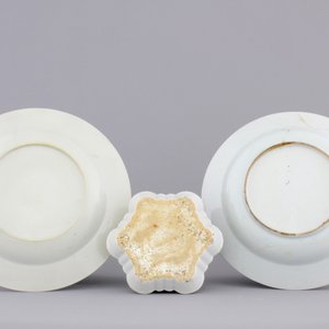 A Chinese export porcelain European subject grisaille and gilt decorated teapot stand and two plates, Qianlong, 18th C. — foto 2