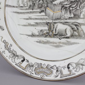 A Chinese export porcelain European subject grisaille and gilt decorated teapot stand and two plates, Qianlong, 18th C. — foto 3