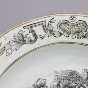 A Chinese export porcelain European subject grisaille and gilt decorated teapot stand and two plates, Qianlong, 18th C. — foto 4