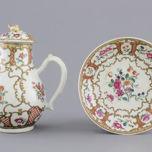 A Chinese export porcelain jug and cover with matching saucer, 18th C. — 照片 1