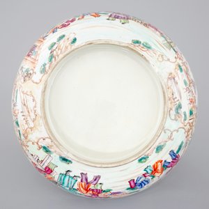 A Chinese export porcelain Mandarin pattern bowl and a dish, Qianlong, 18th C. — foto 9