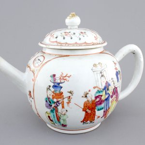 A Chinese export porcelain mandarin pattern teapot, 18th C. — photo 1
