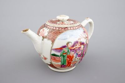 Une théière en porcelaine de Chine au décor mandarin, époque Qianlong, 18ème