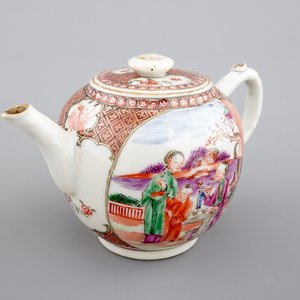 Une théière en porcelaine de Chine au décor mandarin, époque Qianlong, 18ème — photo 1