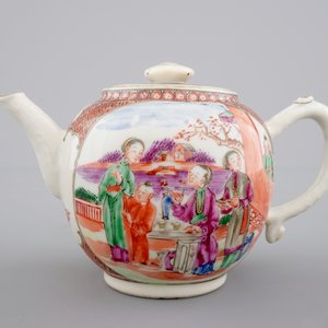 Une théière en porcelaine de Chine au décor mandarin, époque Qianlong, 18ème — photo 2