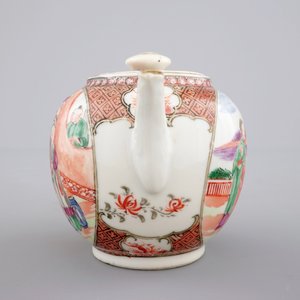 Une théière en porcelaine de Chine au décor mandarin, époque Qianlong, 18ème — photo 3