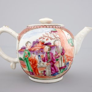 Une théière en porcelaine de Chine au décor mandarin, époque Qianlong, 18ème — photo 4