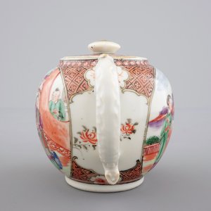Une théière en porcelaine de Chine au décor mandarin, époque Qianlong, 18ème — photo 5