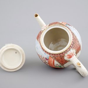 Une théière en porcelaine de Chine au décor mandarin, époque Qianlong, 18ème — photo 6