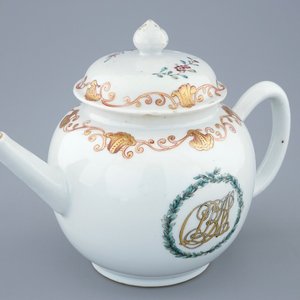 A Chinese export porcelain monogrammed teapot and cover, Qianlong, 18th C. — 照片 1