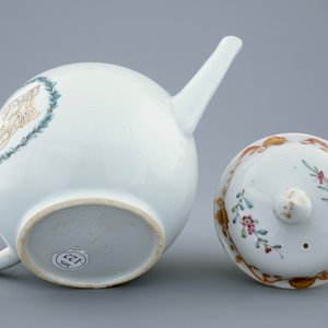 A Chinese export porcelain monogrammed teapot and cover, Qianlong, 18th C. — 照片 3