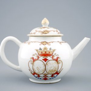 A Chinese export porcelain monogrammed teapot and cover, Qianlong, 18th C. — 照片 3