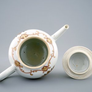 A Chinese export porcelain monogrammed teapot and cover, Qianlong, 18th C. — 照片 5