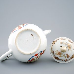 A Chinese export porcelain monogrammed teapot and cover, Qianlong, 18th C. — 照片 6