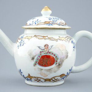 A Chinese export porcelain monogrammed teapot and cover with a putto, Qianlong, 18th C. — 照片 2