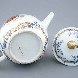 A Chinese export porcelain monogrammed teapot and cover with a putto, Qianlong, 18th C. — 照片 3