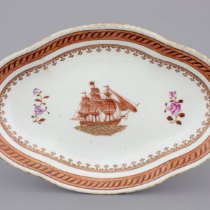 A Chinese export porcelain oval serving dish with a boat, 18th C. — photo 1