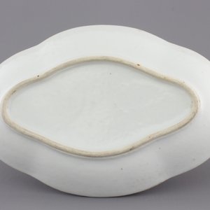 A Chinese export porcelain oval serving dish with a boat, 18th C. — photo 2