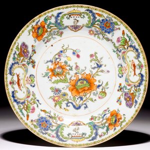 A Chinese export porcelain “Pompadour” plate, ca. 1745 — 照片 1
