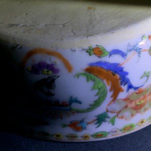 A Chinese export porcelain “Pompadour” two-handled porringer and cover, ca. 1745 — photo 14